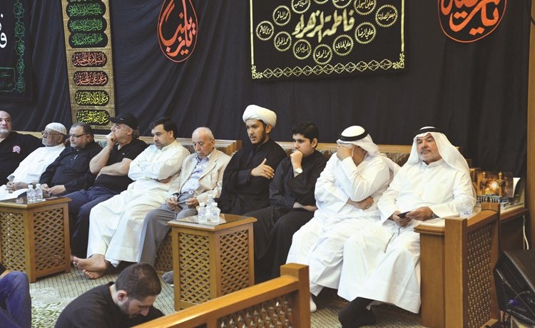 صالح عاشور يتابع الخطبة في حسينية عاشور﻿