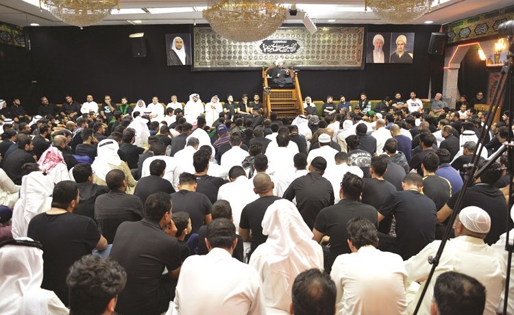 جموع من المعزين في حسينية بوحمد	 (شانافاس قاسم)﻿