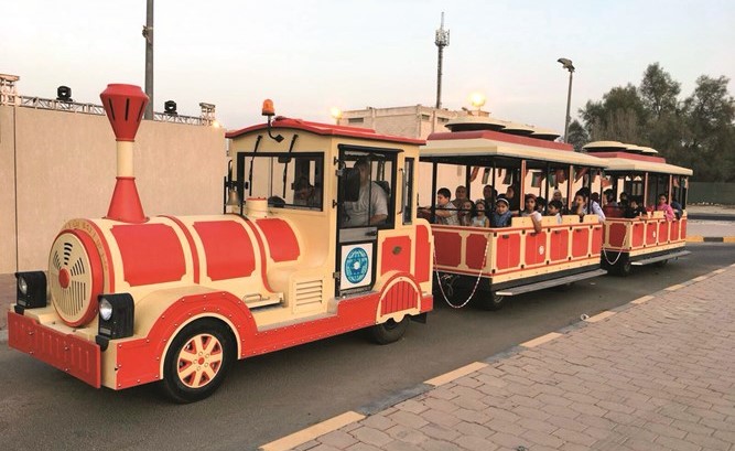 قطار المعارض يشارك أطفال المركز أنشطتهم﻿