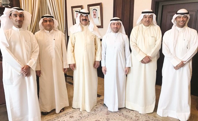 خالد الجارالله مستقبلا وفد تكتل المتضررين من النصب العقاري في الخارج﻿