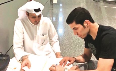 الديحاني خلال توقيع العقد مع العنزي ﻿