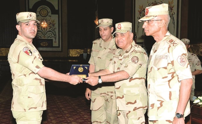 الفريق أول صدقي صبحي مكرما أحد ضباط الجيش الثاني الميداني﻿