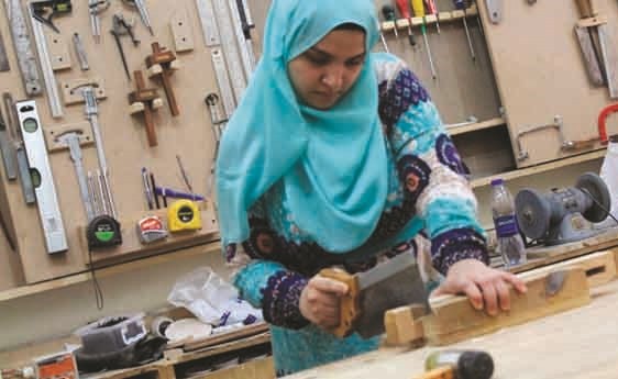 هيام جلال خلال ممارسة النجارة﻿