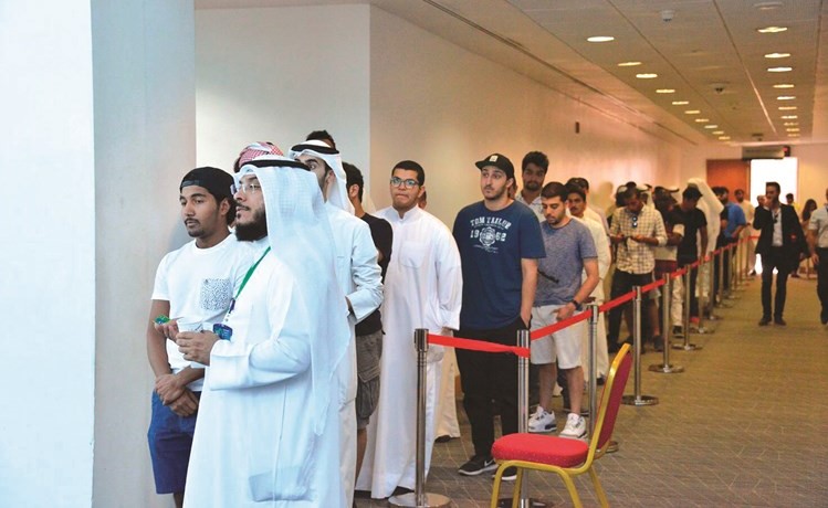 إقبال كبير من طلبة جامعة الخليج على المشاركة في العرس الديموقراطي﻿
