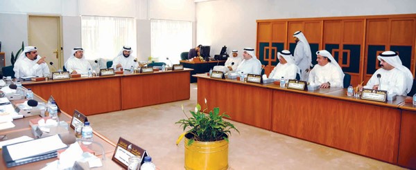 راكان النصف وفيصل الكندري وعبدالله فهاد وياسر أبل أثناء اجتماع اللجنة الإسكانية