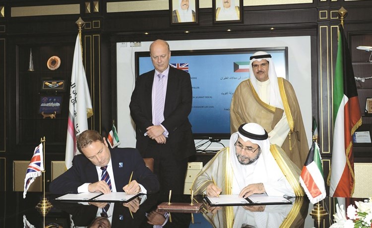 الشيخ سلمان الحمود وكريس جرايلنغ يشهدان توقيع الاتفاقية﻿
