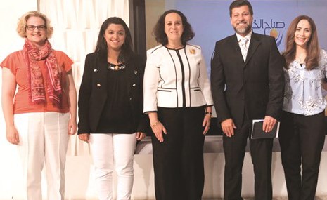 نائب السفير الأميركي باتريشيا فيتز متوسطة المقدم عبدالرضا بن سالم ومعدة برنامج صباح الخير يا كويت هبة حلابوش والملحقة الإعلامية في السفارة الأميركية هيذر وارد ورشا البديري ﻿