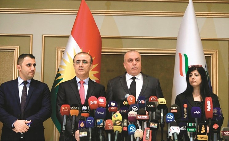 مسؤولو المفوضية العليا للانتخابات والاستفتاء خلال المؤتمر الصحافي لإعلان نتائج الاستفتاء في أربيل امس- (رويترز)﻿