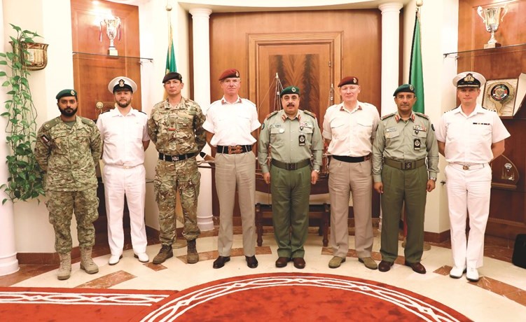 الفريق الركن م. هاشم الرفاعي والفريق توماس بيكيت والفريق السير جون لوريمير وأعضاء الوفد البريطاني﻿