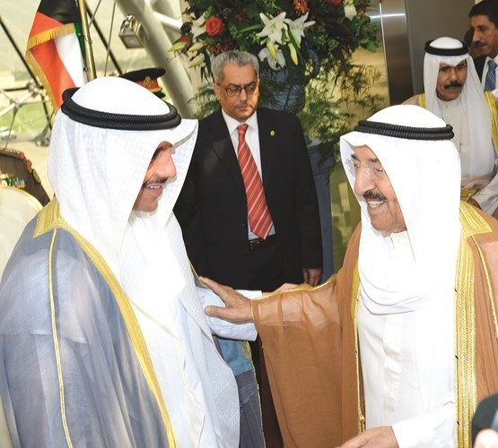صاحب السمو الأمير الشيخ صباح الأحمد مصافحا مرزوق الغانم ﻿