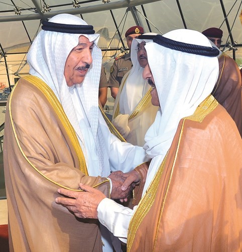 الشيخ جابر العبدالله مصافحا صاحب السمو ﻿