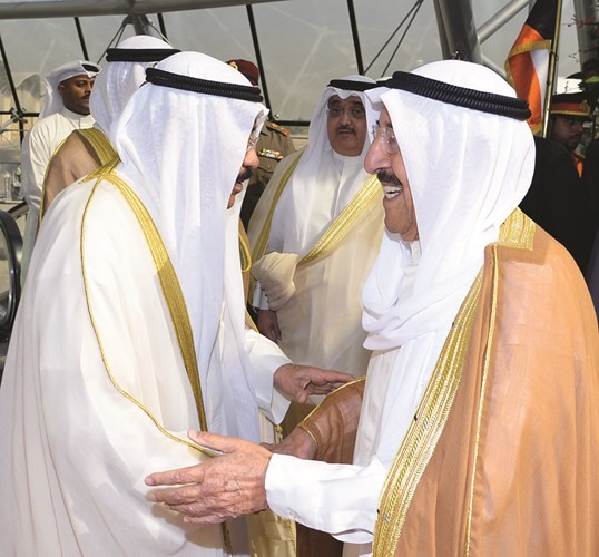 صاحب السمو مصافحا الشيخ فيصل السعود ﻿
