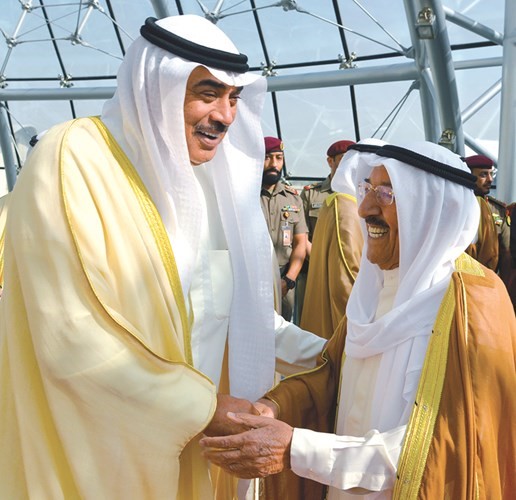 صاحب السمو مصافحا الشيخ صباح الخالد﻿