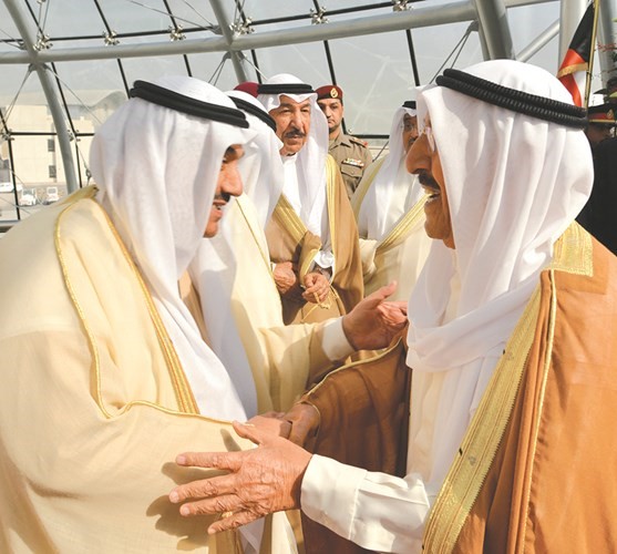 صاحب السمو الأمير مصافحا سمو الشيخ ناصر المحمد ﻿