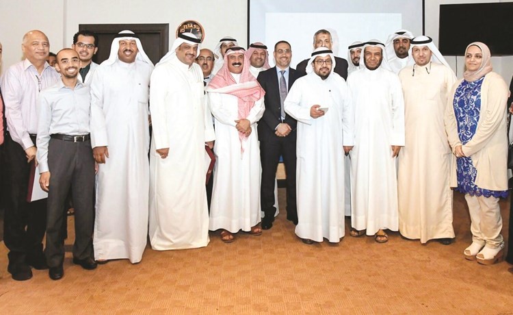 مدير المستشفى ومدير المنطقة وأمين عام معهد الكويت للاختصاصات الطبية ورئيس الإعلام في منطقة الفروانية جندل الديحاني﻿