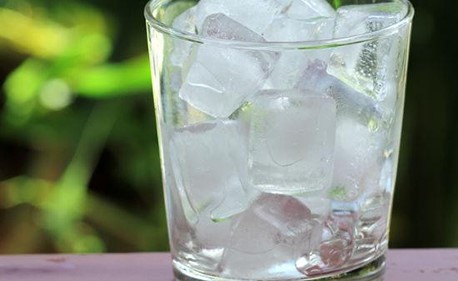 هكذا تساعد "مكعبات الثلج" على إنقاص الوزن؟