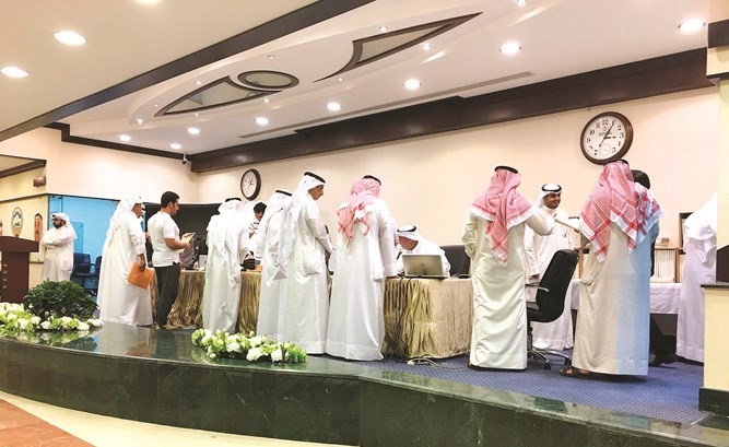 جانب من استقبال المواطنين في لجنة تسليم كتب أذونات البناء﻿