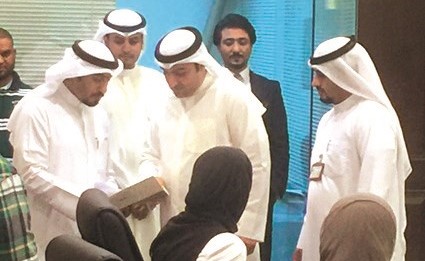 ياسر أبل متفقدا آلية العمل خلال توزيع أذونات البناء﻿