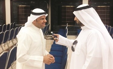 م.إبراهيم الناشي متحدثا للزميل عادل الشنان﻿