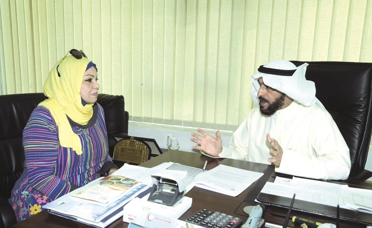  جاسم الربيع متحدثا إلى الزميلة ليلى الشافعي 	(محمد هاشم)﻿
