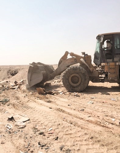 جانب من عملية إتلاف الأغذية غير الصالحة للاستهلاك﻿