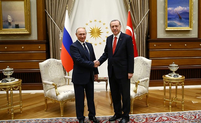 أردوغان يستقبل بوتين في المجمع الرئاسي بأنقرة