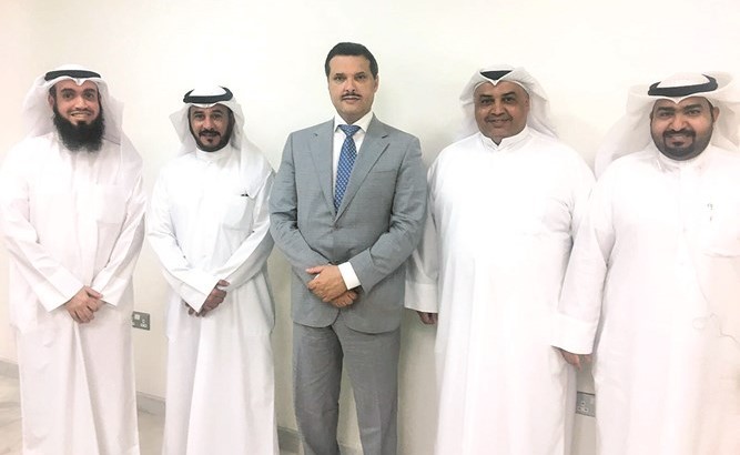د. جمال الحربي متوسطا ممثلي الاتحاد﻿