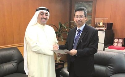 السفير سعد العسعوسي يسلم رئيس الوزراء الماليزي الدعوة﻿