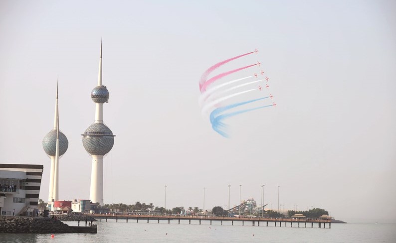 طائرات سلاح الجو ومشهد رائع بجانب أبراج الكويت﻿