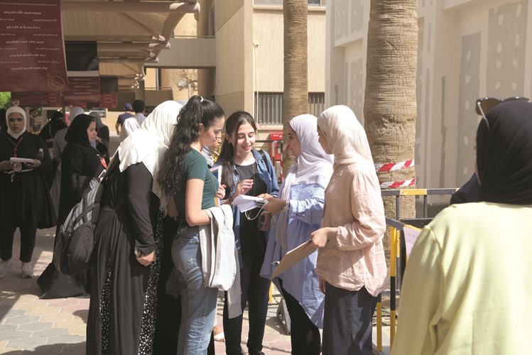طالبات بانتظار التصويت في كلية العلوم -(محمد هنداوي)﻿