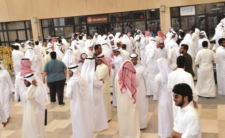 زحام في كلية الهندسة منذ الصباح﻿