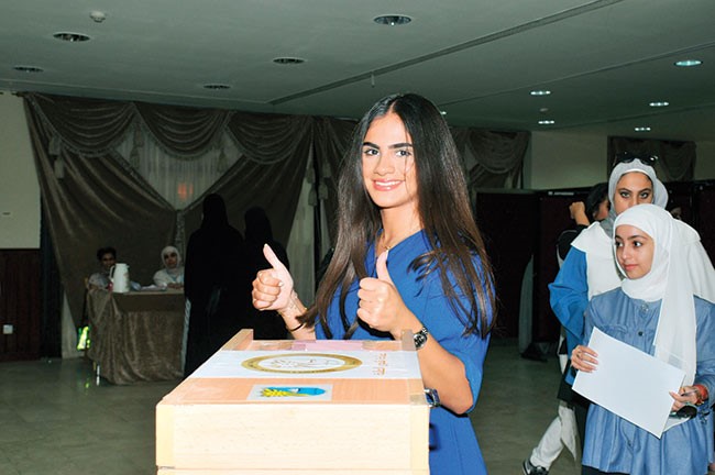 طالبة بكلية الهندسة لدى الإدلاء بصوتها (زين علام)