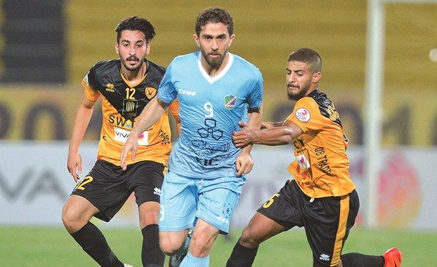 نجم السالمية فراس الخطيب في مراوغة ناجحة﻿