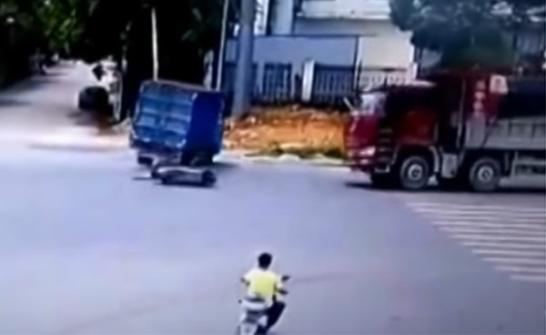 بالفيديو.. سائق "سكوتر" ينجو بأعجوبة بعد اصطدامه بسيارتين على التوالي