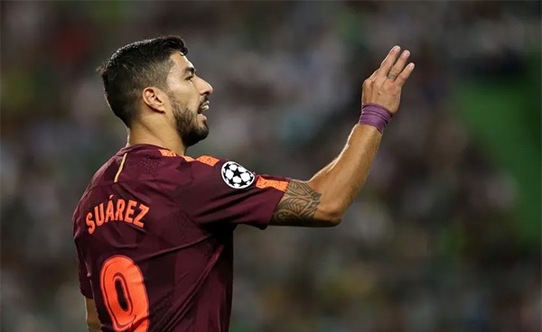 بالفيديو.. تصرف غريب من سواريز بعد خروجه من مباراة لشبونة !