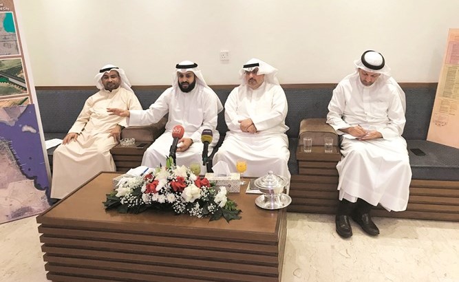عبدالله فهاد وم.أحمد الحصان خلال الندوة﻿