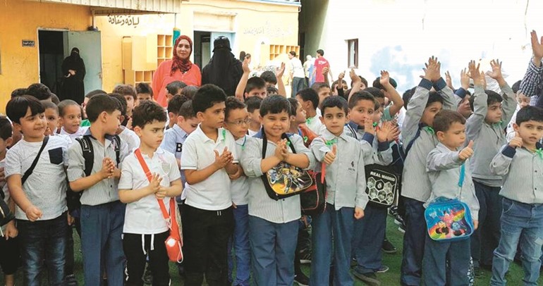 مديرة المدرسة ومنال عبدالهادي مع عدد من الطلاب﻿