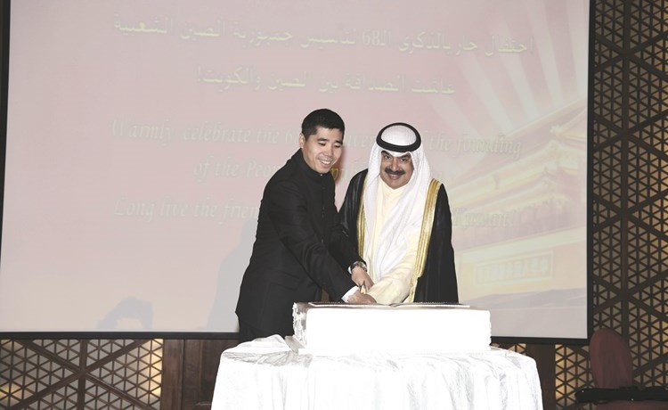 نائب وزير الخارجية والسفير الصيني لدى قطع كعكة الحفل﻿