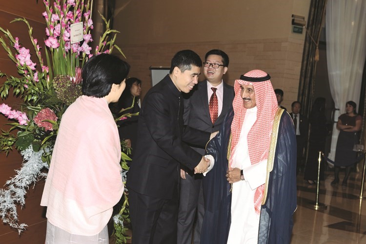 الشيخ د. إبراهيم الدعيج مهنئا السفير الصيني﻿
