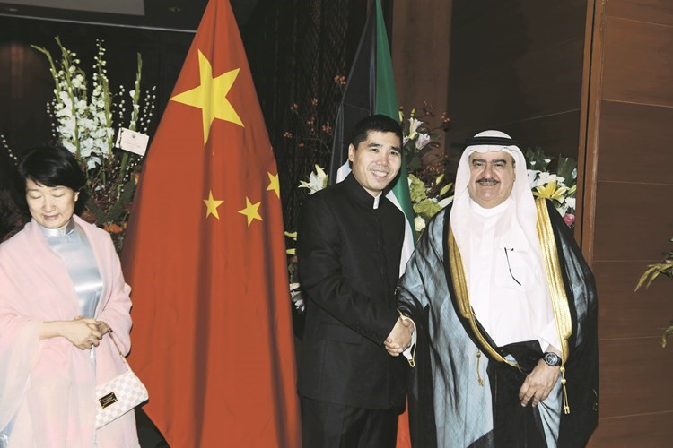 الفريق م. ثابت المهنا مهنئا السفير الصيني﻿