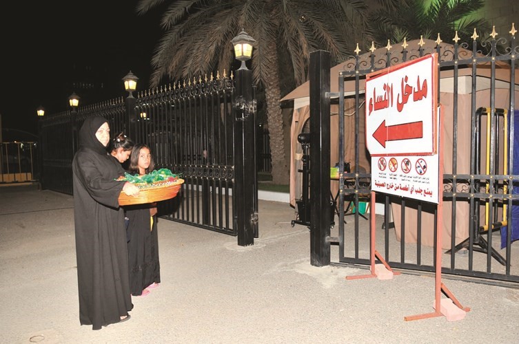 استقبال رواد الحسينيات بالحلوى في ليلة القاسم﻿