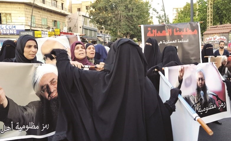 أهالي موقوفي عبرا خلال اعتصامهم في ساحة النجمة وسط صيدا احتجاجا على صدور حكم الإعدام بحق احمد الأسير(محمود الطويل)﻿