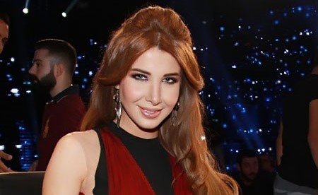 نانسي عجرم تشعل حفل زفاف بأناقتها الجريئة وعفويتها