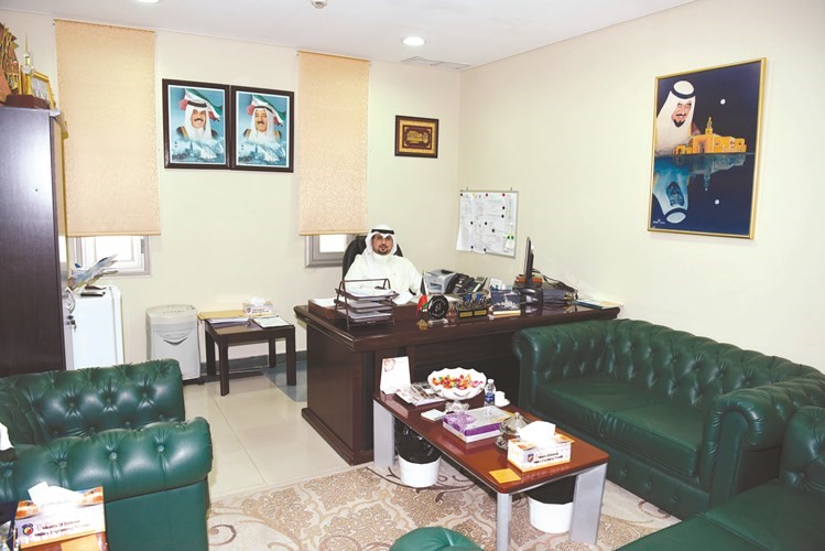 مراقب المراسلات الشيخ سلطان الصباح ودور ملحوظ في التيسير على المراجعين﻿