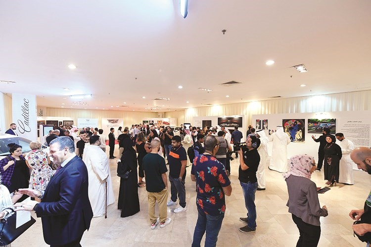 جمع من عشاق الفن خلال المعرض﻿