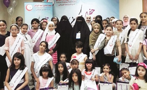 لقطة تذكارية مع الأطفال المشاركين في المسابقات﻿