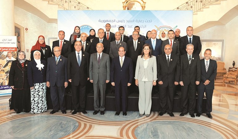 الرئيس عبدالفتاح السيسي متوسطا مجموعة من الوزراء والمسؤولين خلال الاحتفال بتعداد سكان مصر لـ 2017﻿
