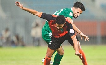 لاعب كاظمة عبدالله الشرهان في صراع كروي مع لاعب العربي محمود المرضي(الازرق.كوم)﻿