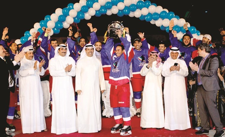 فهيد العجمي مع سالم العجمي لحظة تتويج الكويت باللقب﻿