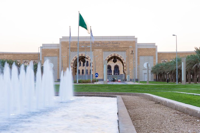 جامعة سعودية تعتزم فتح مدرسة لتعليم النساء قيادة السيارة